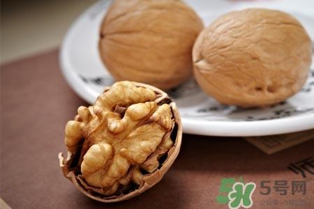 吃核桃能治白发吗？白头发多吃核桃有用吗？