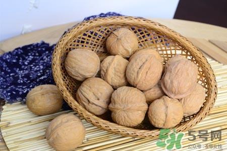 吃核桃能治白发吗？白头发多吃核桃有用吗？