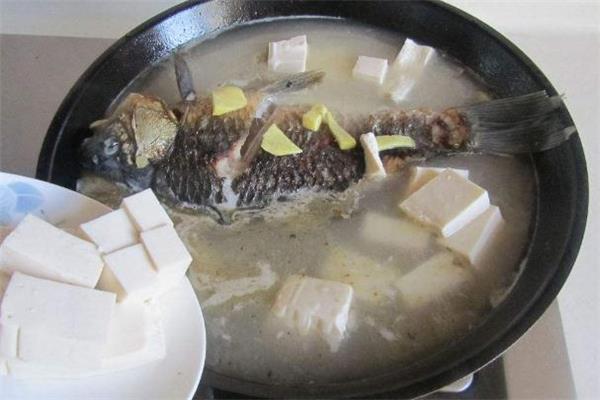 鲫鱼豆腐汤放牛奶吗 鲫鱼豆腐汤怎么做汤白