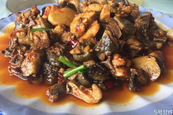 黄焖鸡怎么做好吃呢 黄焖鸡的材料主要是什么呢