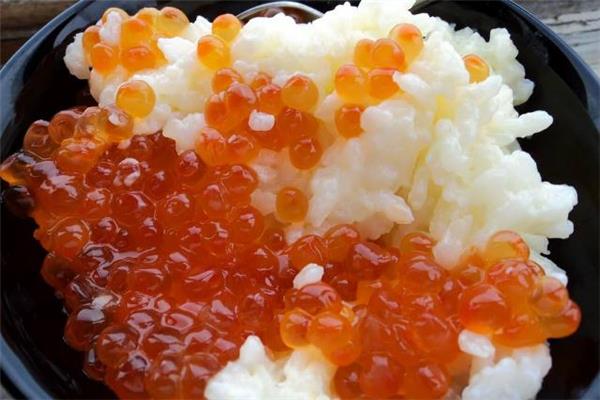 鱼子酱为什么要放在虎口吃 鱼子酱为什么要放在手上吃