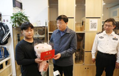 ​小伙扶起醉酒摔倒老人反被误解，南京官方出手：奖励！