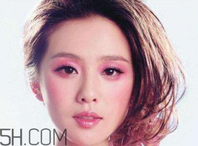 ​酒红色眼妆配什么口红 秋冬酒红色眼妆怎么画