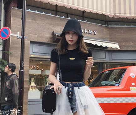 今年夏天流行什么露脐装？今夏最火的露脐装搭配