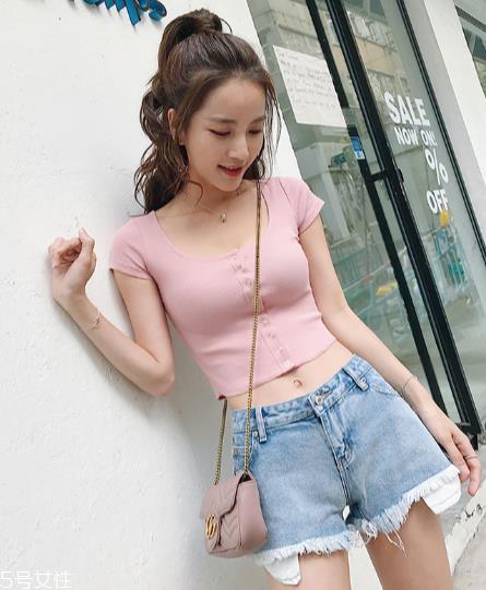 今年夏天流行什么露脐装？今夏最火的露脐装搭配