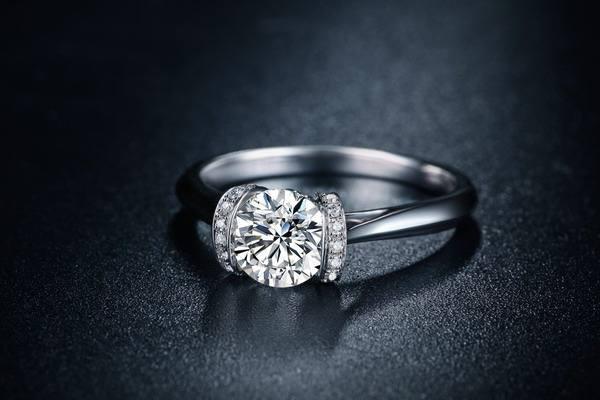 k金钻戒好还是铂金钻戒好 结婚钻戒怎么挑