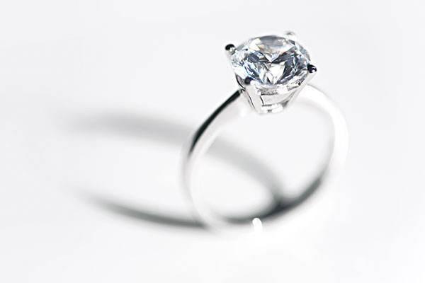 k金钻戒好还是铂金钻戒好 结婚钻戒怎么挑