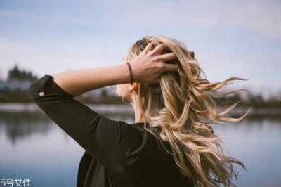 ​女人掉发什么原因 女生秋季掉发原因