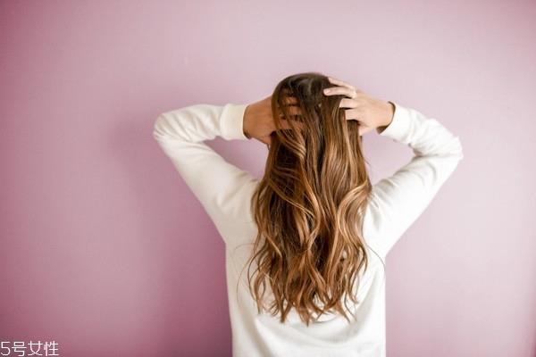 女人掉发什么原因 女生秋季掉发原因