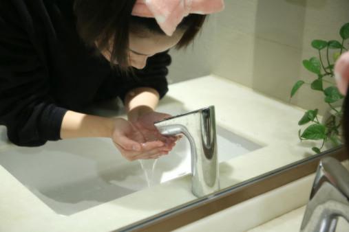 冷冻化妆棉上妆法好吗 网传的化妆神技真的有用吗