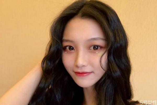 头发往左梳还是往右梳 头发往后倒的发型