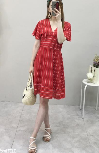 条纹连衣裙配什么鞋子？条纹连衣裙搭配鞋子图片