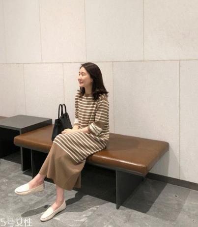 条纹连衣裙配什么鞋子？条纹连衣裙搭配鞋子图片