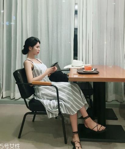 条纹连衣裙配什么鞋子？条纹连衣裙搭配鞋子图片
