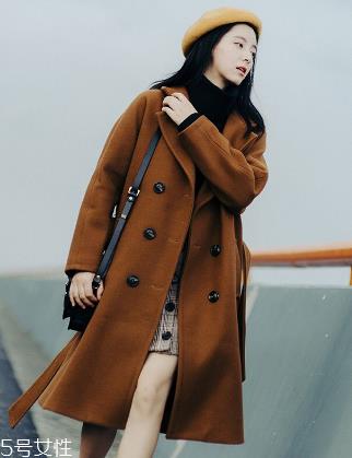 纯色呢大衣怎么搭配？这样搭美到没朋友