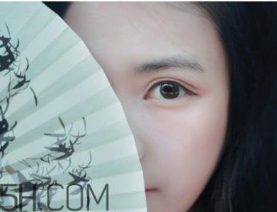 ​粉饼和散粉哪个定妆效果好？定妆粉和定妆粉饼的使用方法