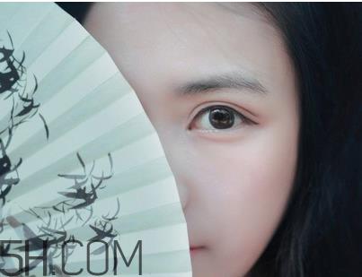 粉饼和散粉哪个定妆效果好？定妆粉和定妆粉饼的使用方法