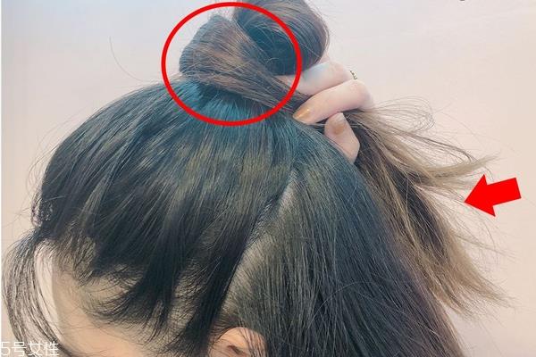 发量少怎么扎丸子头 4步打造圆润后脑勺