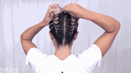 发量少怎么扎丸子头 4步打造圆润后脑勺