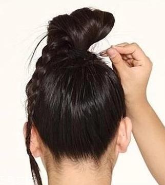 发量少怎么扎丸子头 4步打造圆润后脑勺
