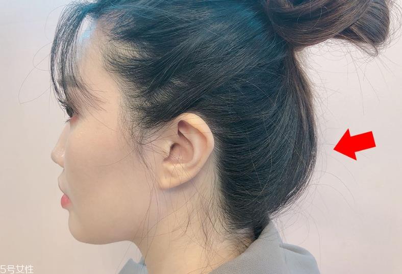 发量少怎么扎丸子头 4步打造圆润后脑勺
