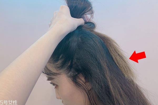 发量少怎么扎丸子头 4步打造圆润后脑勺