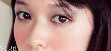 用口红怎么画腮红？4个步骤让腮红更自然