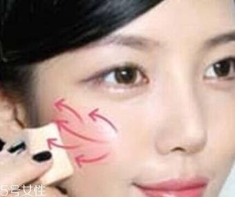 用口红怎么画腮红？4个步骤让腮红更自然