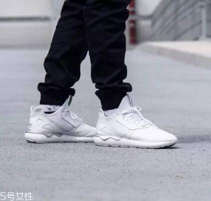 小白鞋上有胶怎么去除？小白鞋上的胶去除方法