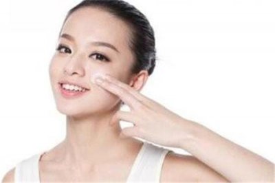 ​夏天脸上出油严重什么原因 夏天脸上出油用什么洗面奶