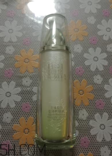 百雀羚亮肤水是清洁水吗？适合油皮吗？