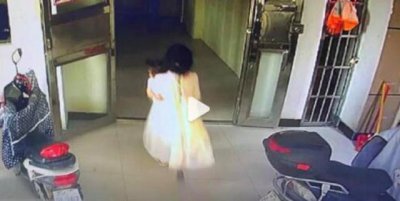 ​2岁女童被13岁女孩推下坠亡，警方通报嫌疑人有智力障碍 律师谈死者家属如何追