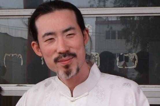 他曾出演《仙剑三》，皮肤白被疑患白血病，10年无戏可拍今成导演