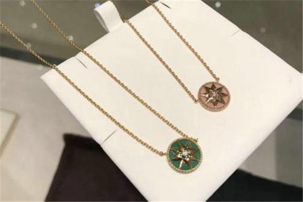迪奥八芒星项链寓意 爱的幸运符