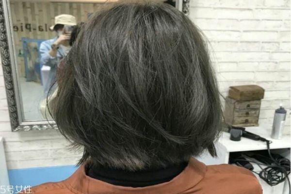 青灰色是什么颜色头发 青灰色头发图片