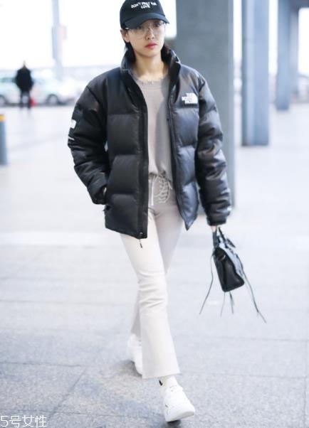 白裤子怎么搭配衣服好看？跟着明星学穿搭