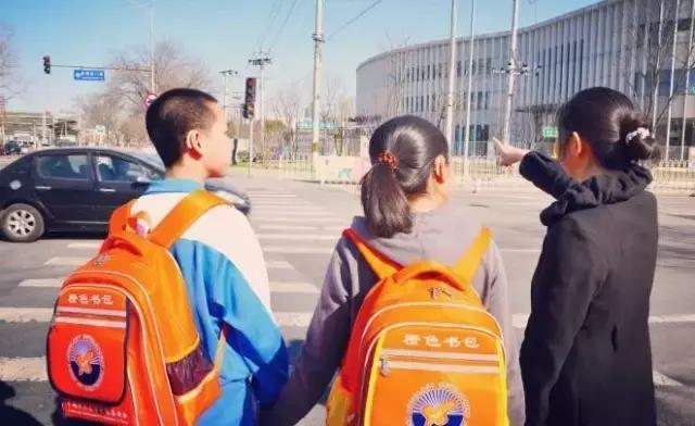 你知道橙色书包含义吗？陈小春发微博解释