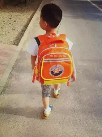 你知道橙色书包含义吗？陈小春发微博解释
