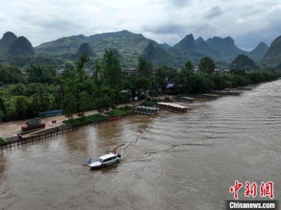 ​受强降雨影响，桂林漓江游览排筏一度全线封航