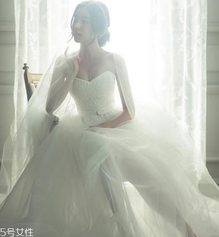 婚纱上的胶如何清洗？婚纱上有胶怎么洗？