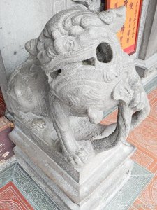 ​石狮子嘴里的球是怎么放进去的？古人为何要在门前放“石狮子”？