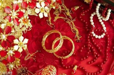 ​结婚三金是必须给的吗 代表着传统习俗
