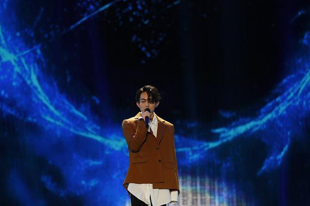 亚洲金曲大赏在穗举行 薛之谦田馥甄合唱《小幸运》