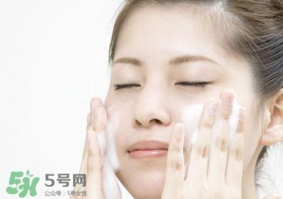 ​脸上长痘痘用什么洗脸最好?脸上长痘痘用什么水洗脸好?