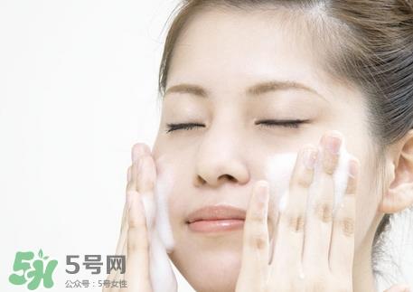脸上长痘痘用什么洗脸最好?脸上长痘痘用什么水洗脸好?