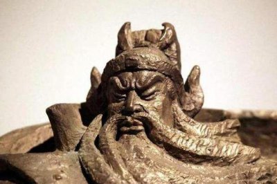 ​关公雕像为何都闭着眼，原来全是这个问题，毕竟睁眼太霸气