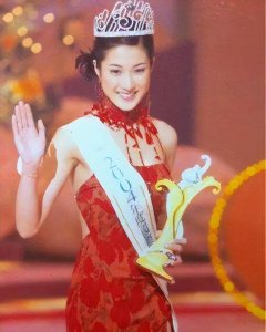 ​钟嘉欣循规蹈矩前半生，戴价值三亿的翡翠，却为了生娃徘徊生死线