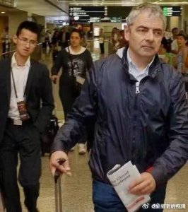 ​“憨豆先生”捐了上亿英镑，如今老了坐飞机自己拿行李，让人心酸