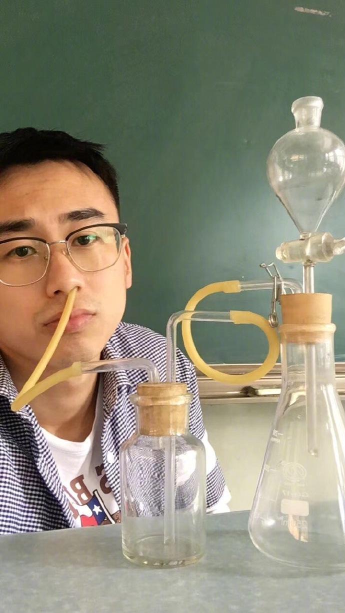 囧哥:画风突变！巴基斯坦政府发布会直播忘关猫咪滤镜