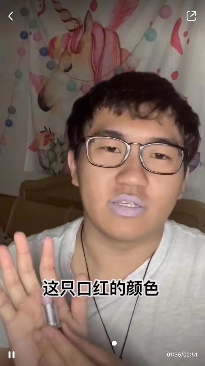 囧哥:画风突变！巴基斯坦政府发布会直播忘关猫咪滤镜